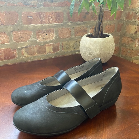 Dansko "Kendra" Black Milled Nubuck Mary Jane Low Wedge Women's Size EU 40 US 10 - Picture 3 of 9